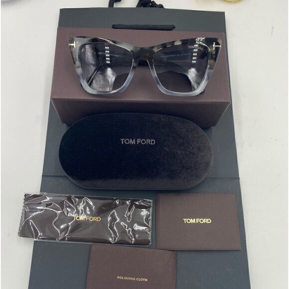 SOLD!!!!!     Women’s Tom Ford cat Eye Ft0846 Poppy -02 Sunglasses made in Italy - Picture 1 of 8